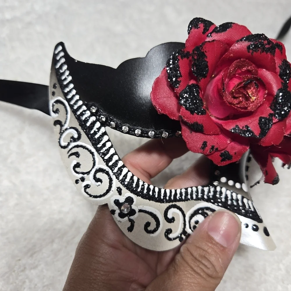 La Maschera Del Galeone Venetian Mark NWT Red Roses Hand Painted
